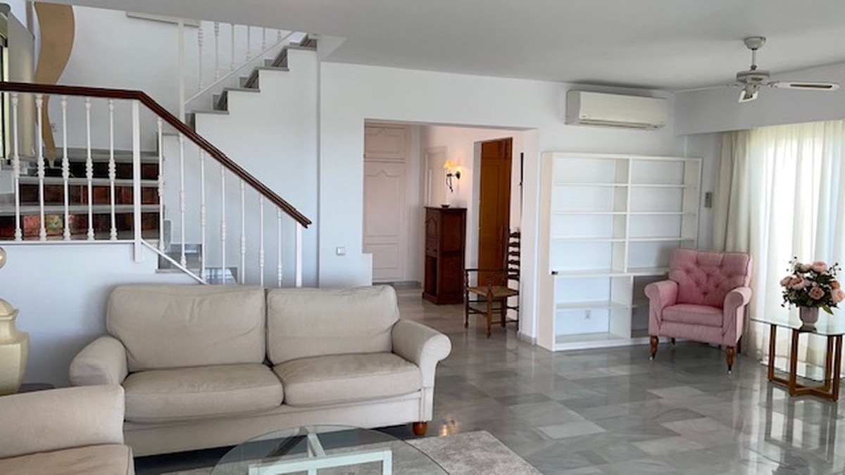 spacious villa in Alhambra