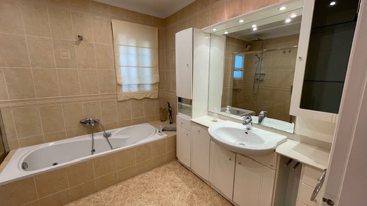 spacious villa in Alhambra