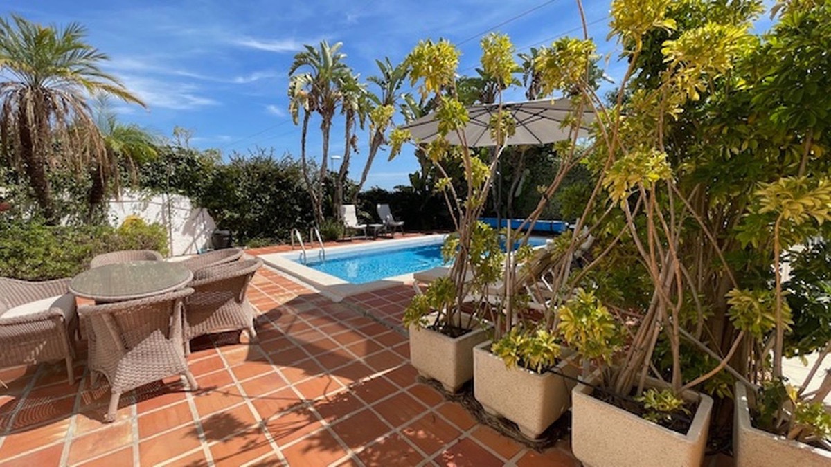 spacious villa in Alhambra