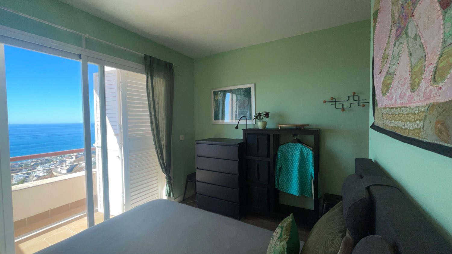 immaculate townhouse with panoramic sea views