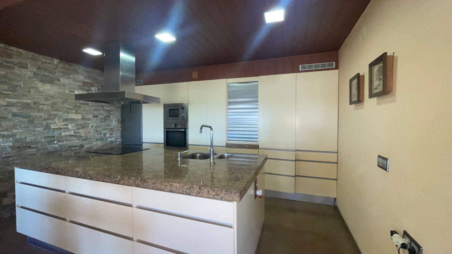 Frontline ground floor apartment of 170m2