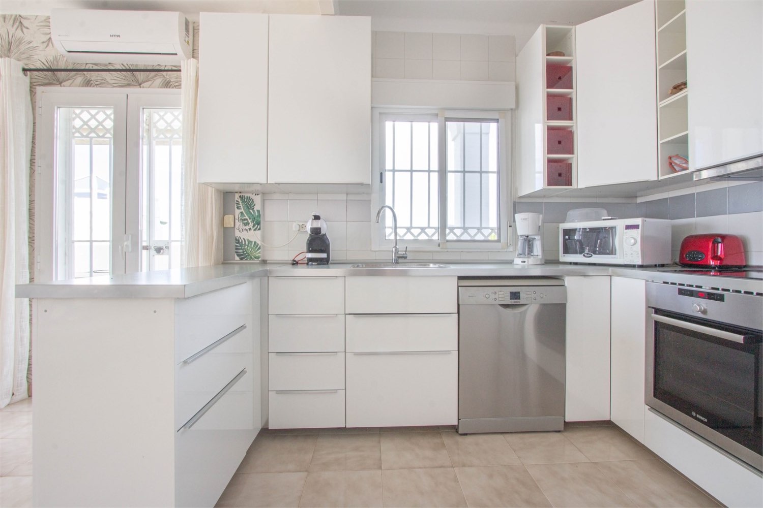 Spacious corner villa with panoramic views