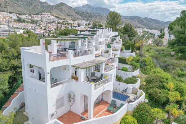Spacious corner villa with panoramic views
